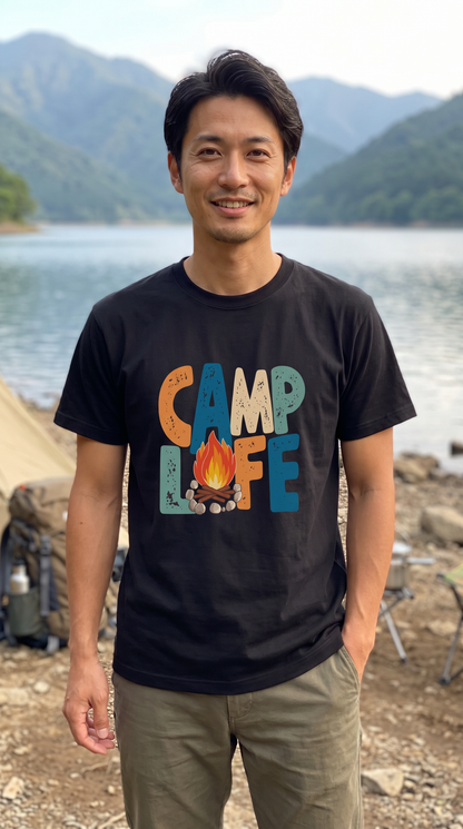 レトロ 「CAMP LIFE」 キャンプ Tシャツ - ヴィンテージ風 70年代 焚き火 グラフィックTシャツ アウトドア 服