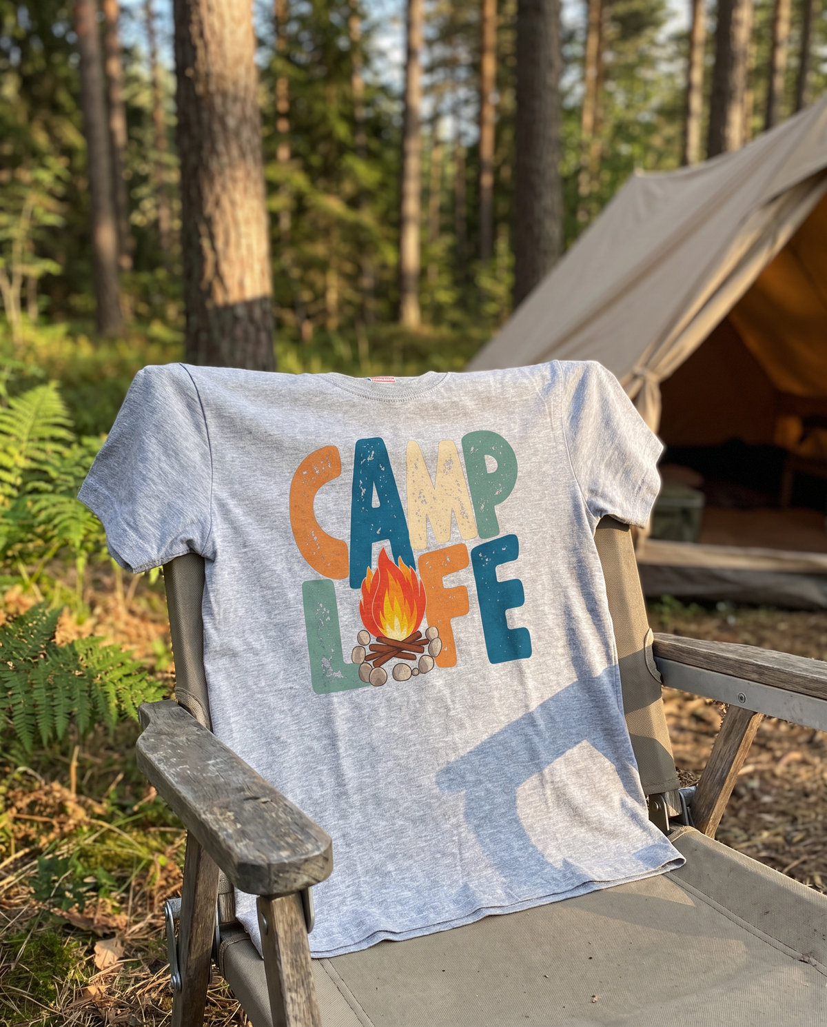 レトロ 「CAMP LIFE」 キャンプ Tシャツ - ヴィンテージ風 70年代 焚き火 グラフィックTシャツ アウトドア 服