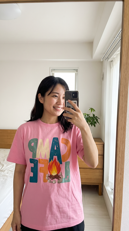 レトロ 「CAMP LIFE」 キャンプ Tシャツ - ヴィンテージ風 70年代 焚き火 グラフィックTシャツ アウトドア 服