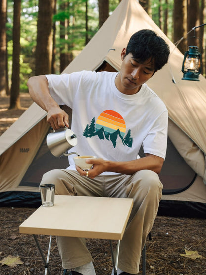 レトロ サンセット（夕日）山 Tシャツ - ヴィンテージ風 70年代 80年代 グラフィックTシャツ 登山 キャンプ 服